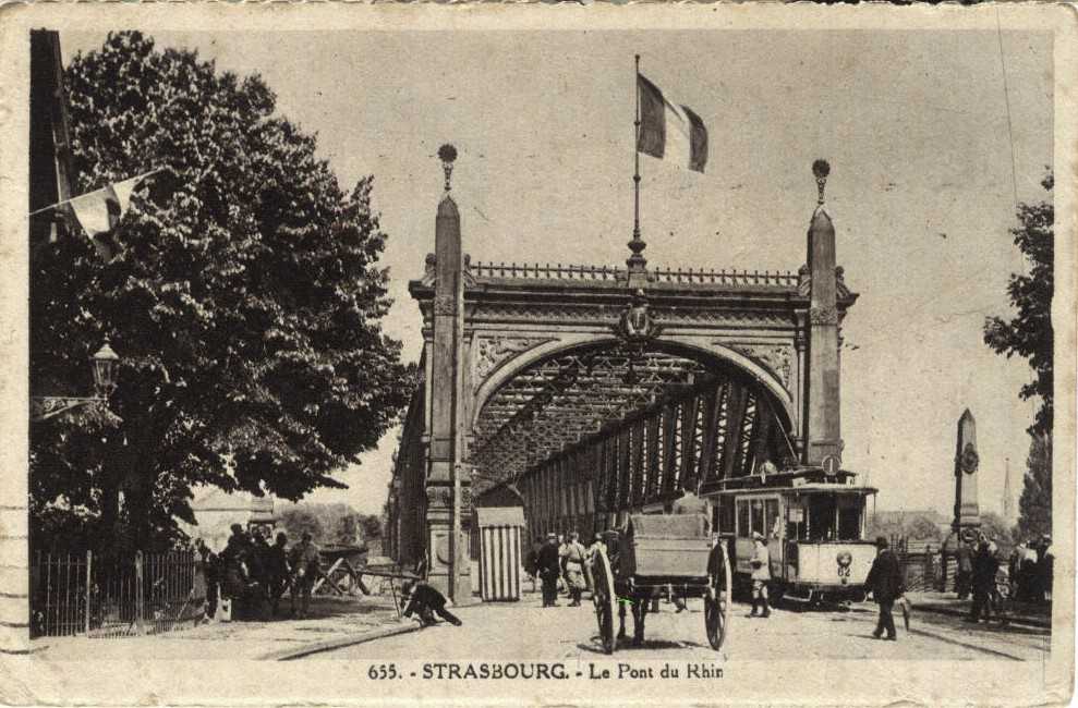 La motrice n�62 de la ligne 1 et ses 2 remorques, � la sortie du Pont en enjambant le Rhin.